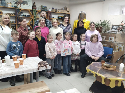 Ученики школы №45 в музее мёда Пчелотека